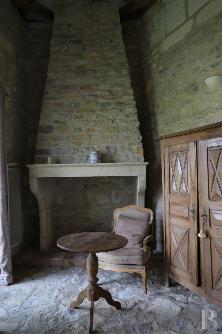 En Bourgogne, non loin de Vézelay, un château en bord de falaise surplombant l’Yonne - photo  n°40
